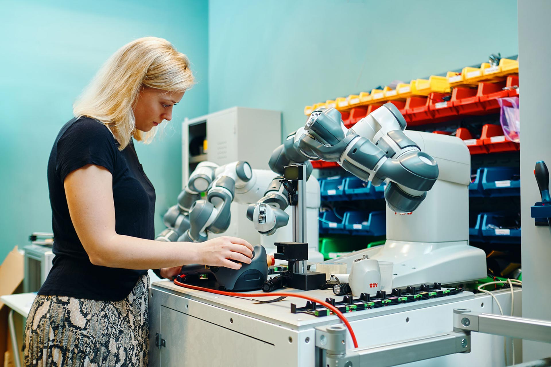 Medarbetare på Robotdalen i Västerås jobbar med en ABBs robotar. Foto: Pressbild