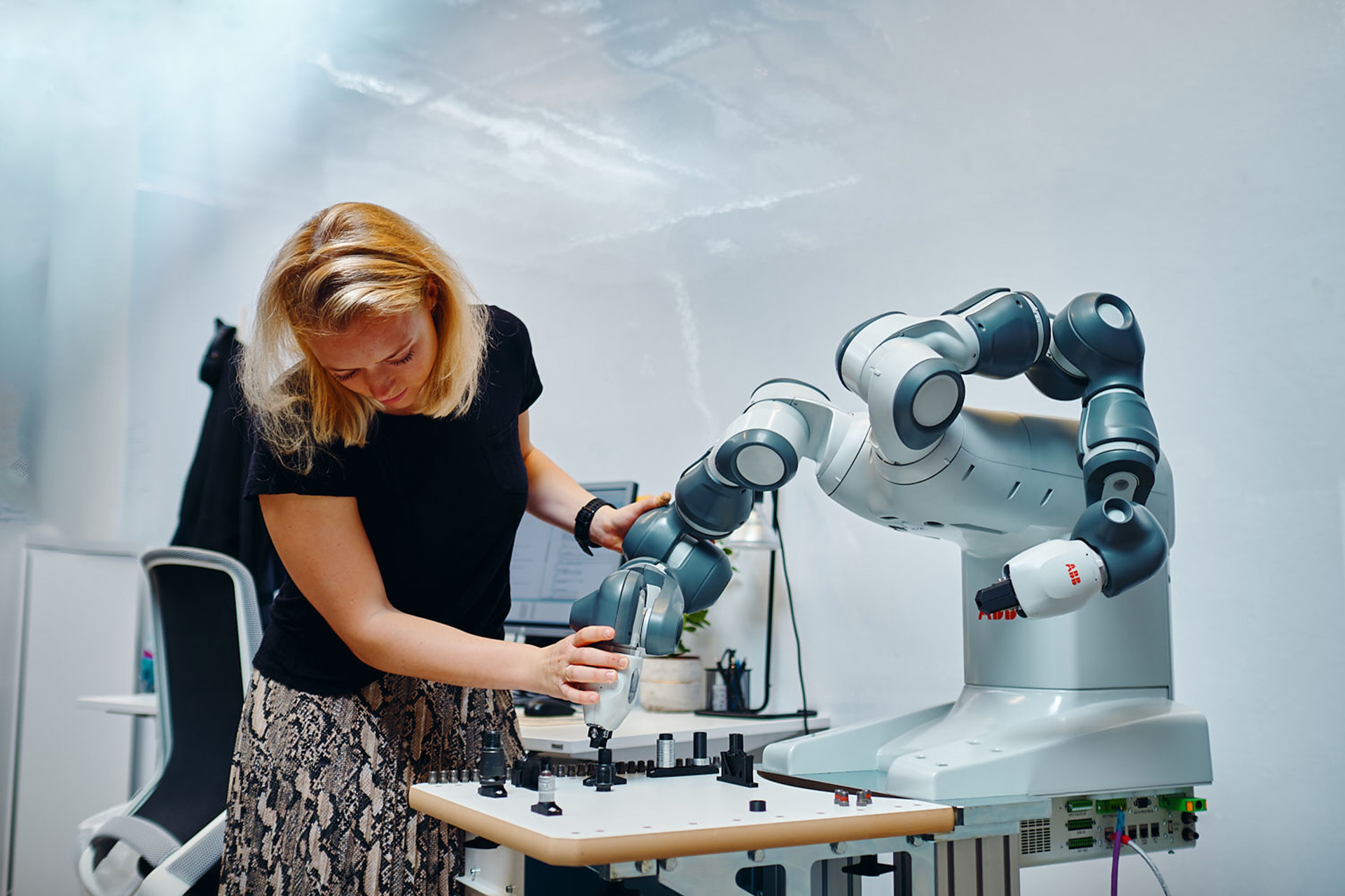 En medarbetare på Robotdalen i Västerås jobbar med en av ABBs robotar. Foto: Pressbild