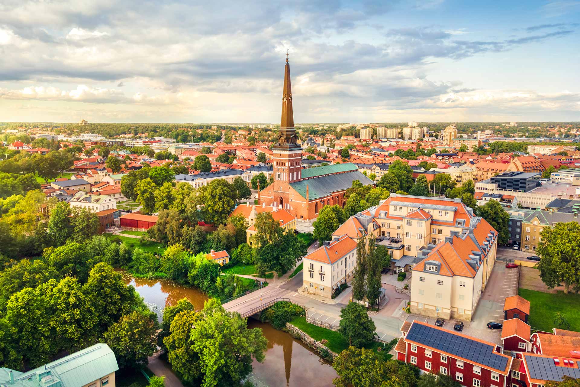 Drönarvy över Västerås domkyrka i soluppgångens varma ljus